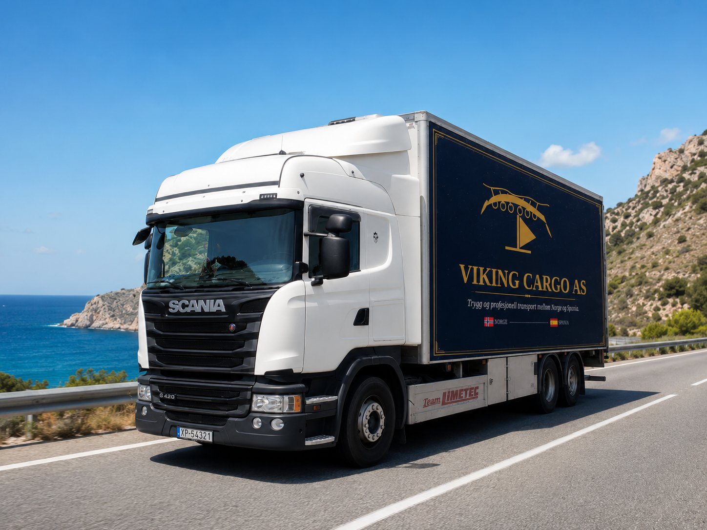 Hvit Scania-vogntog med Viking Cargo-logo kjører langs kysten i Spania — transport mellom Norge og Spania